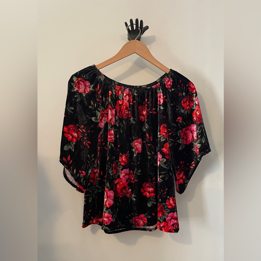 M Black Crushed Velvet , Red Floral shirt. Bell 3/4 sleeves. Stevie Nicks Witchy